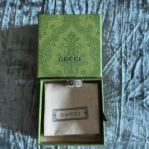 GUCCI GG logo band ring.